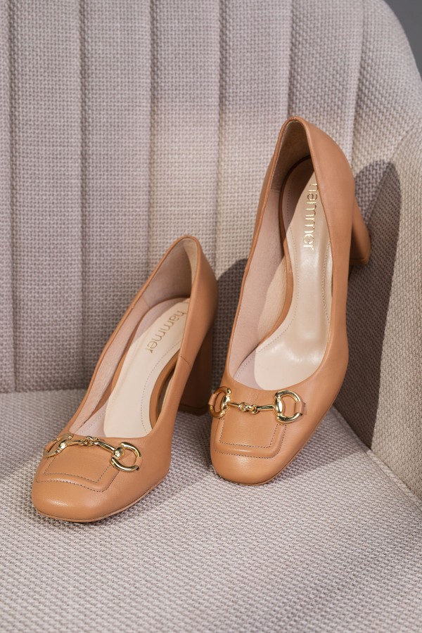 CAPRI Camel – skórzane czółenka na słupku | Hammer