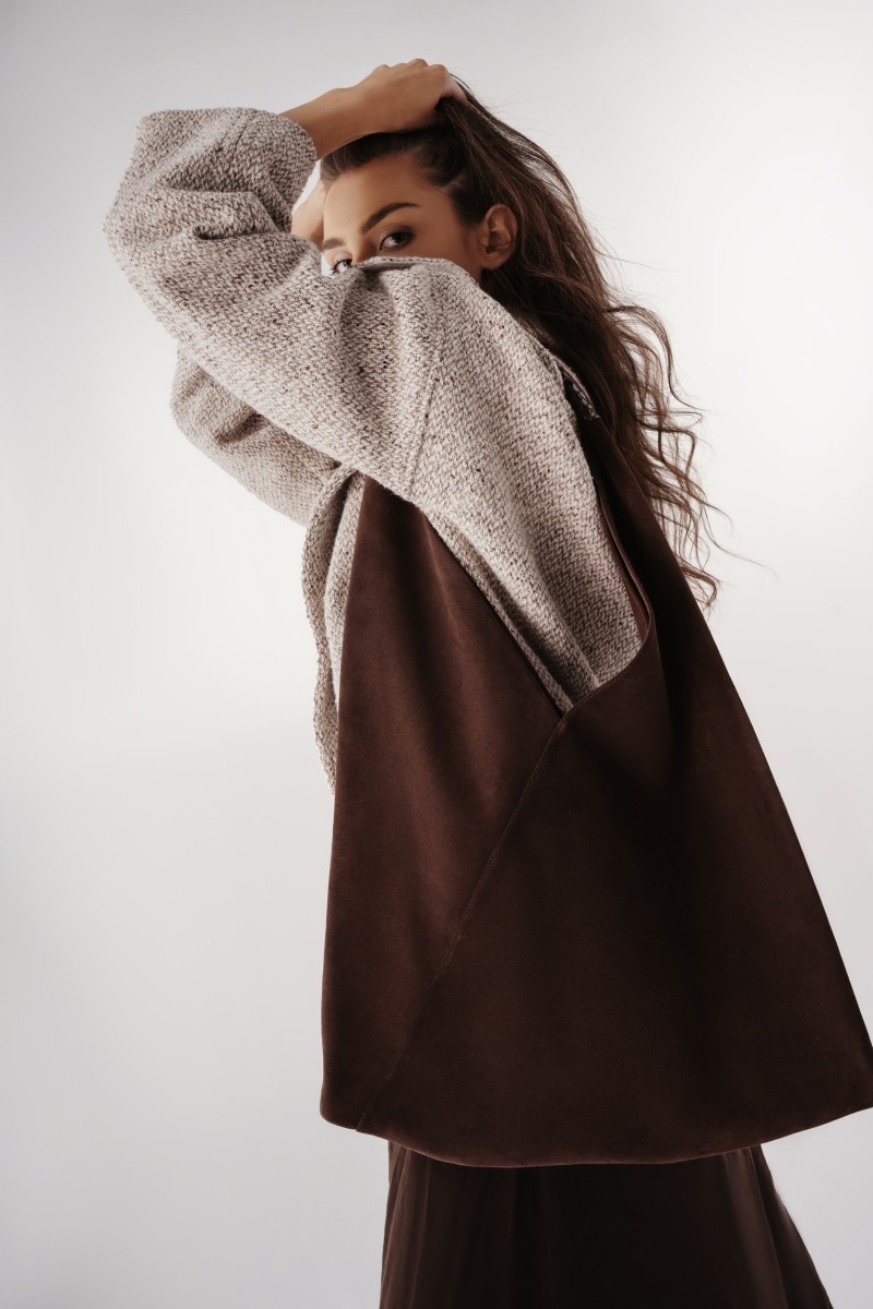 MARGO Cocoa – brązowa torba zamszowa – widok na modelce