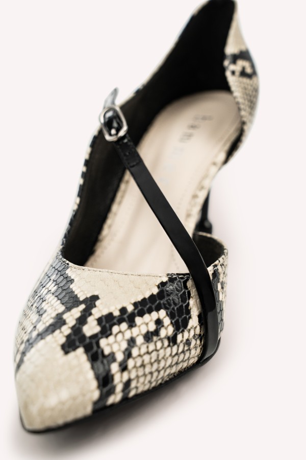 SATIN Python – detal regulowanego paska i klamerki